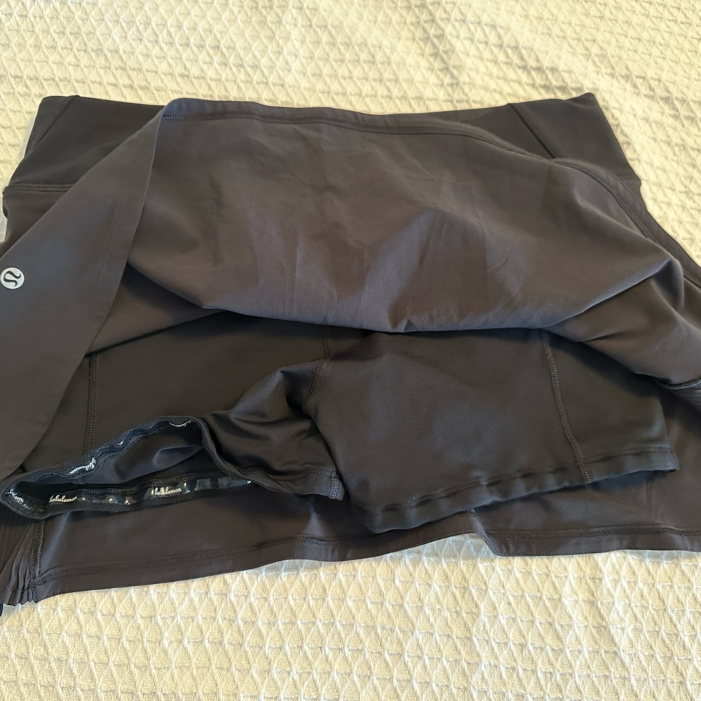 Lulu Lemon SKORT, black, size 8. Cute pleats.